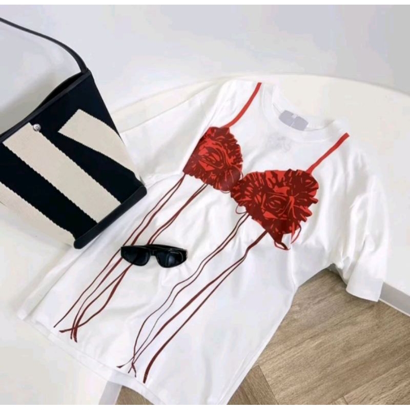 พร้อมส่ง เสื้อยืดคอกลมแขนสั้นโทนสีขาวสกรีนบราสีแดงสุดเซ็กซี่เสื้อทรง oversize ผ้าใส่สบายมิกซ์แอนด์แมชได้หลายแนว