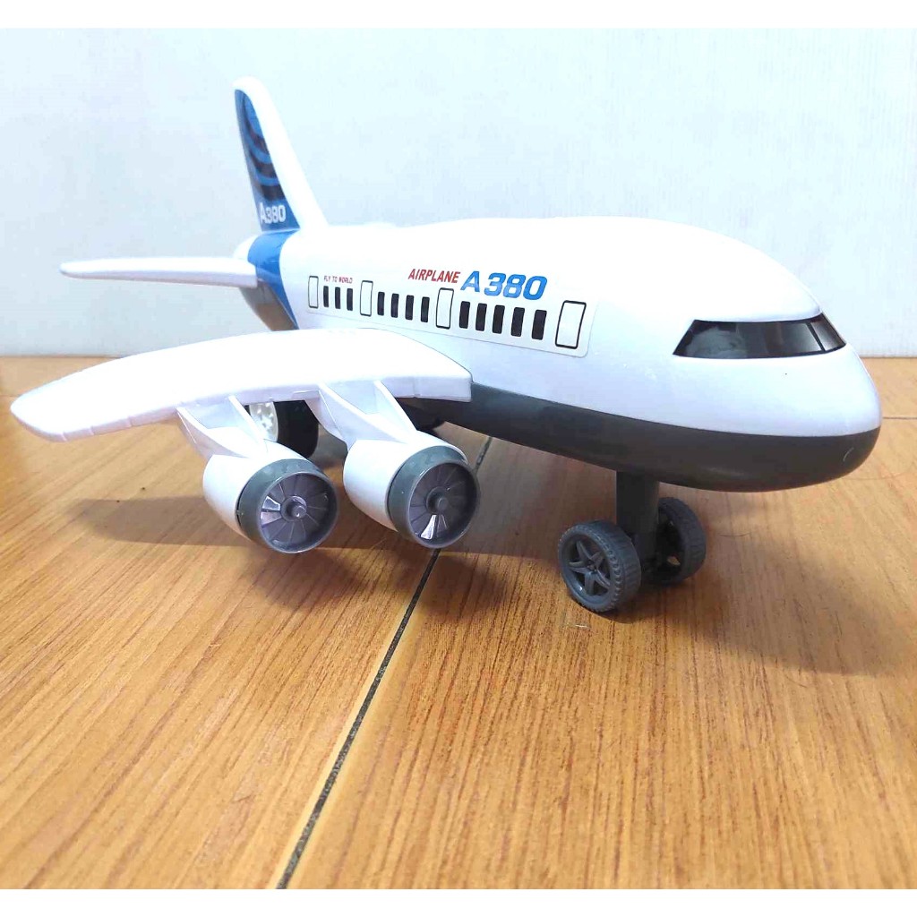 โมเดล แอร์บัส A380 มีลาน ในตัว วิ่งได้ งานดีมาก ตรงปก ถ่ายจากสินค้า จริงๆ จัดส่งเร็ว จากไทย 896