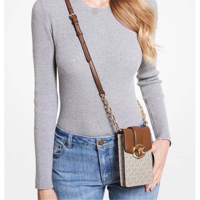^-^ส่วนลดXtra แฟชั่น 30%+ส่วนลดร้านค้า 5%: พร้อมส่ง MK Carmen Small Logo Smartphone Crossbody Bag ใส่โทรศัพท์