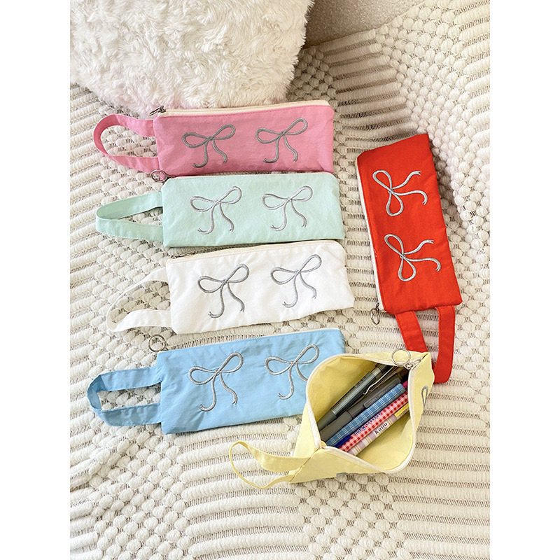 blinkgirl พร้อมส่ง กระเป๋าดินสอ ดีไซน์ปักลายโบว์น่ารักสากๆค่า ขนาด 10*20CM