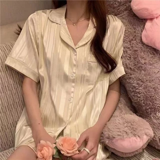 🌸พร้อ​มส่ง🌸ชุดนอนผ้าไหมน้ำแข็ง ชุดนอนผ้าซาติน ลายต่างๆ กางเกงขาสั้นแขนสั้น M-2XL พิมพ์ลายโมโนแกรมชุดนอนแฟชั่นสตรี