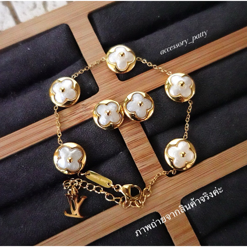 New สร้อยข้อมือสแตนเลสและต่างหู รุ่นL-v05 ใบโคลเวอร์สีขาวมุก จี้นูนสวยค่ะ งานจี้เป๊ะครบค่ะ