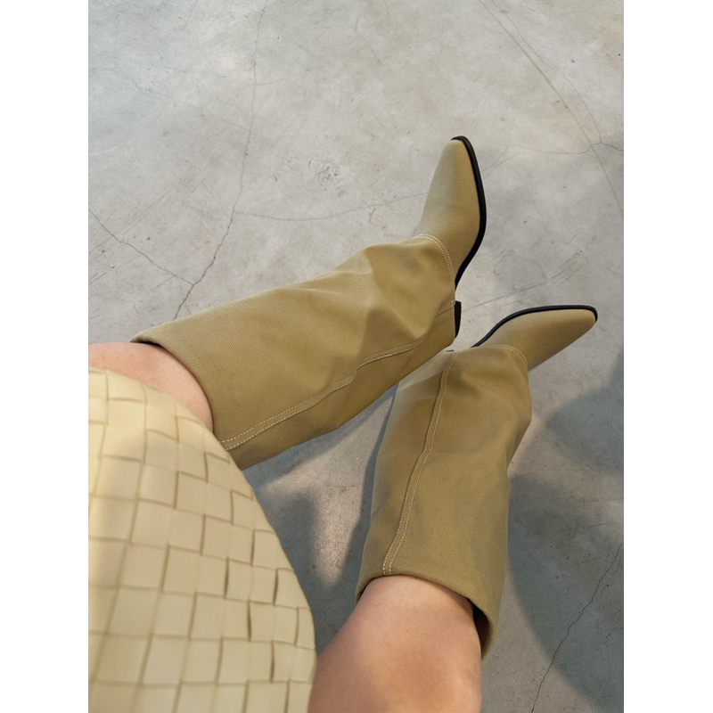 #รองเท้าพร้อมส่ง รองเท้าบูททรงยาวใส่แล้วขาเรียวไม่ตัน โทนสีขับผิว