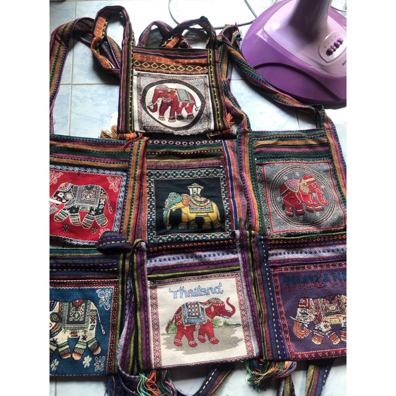 ย่ามสะพายข้าง9*9นิ้วมีซิปมีซัปใน1ชุดมี20ใบราคา720บาท คละลาย