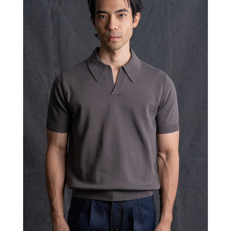 MadetoMature Knitted Short Sleeve Skipper Polo – Smoke Grey เสื้อโปโล ปกสกิปเปอร์ สีเทาเข้ม – โปรปัง