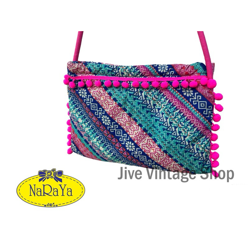 Naraya (นารายา) กระเป๋าสะพายใบเล็ก crossbody / shoulder bag ลายกราฟฟิค ชนเผ่า สีสวย แต่งปอมปอมชมพู ส