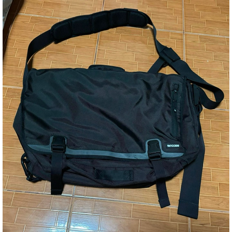 กระเป๋าโน๊ตบุ๊ค Incase