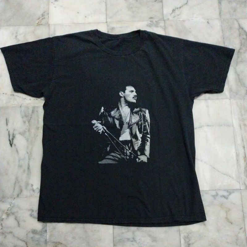 เสื้อยืดแขนสั้น แนวนักร้องวง QUEEN (เฟรดดี้) แท้ มือสอง สภาพดี ของพร้อมส่งครับ