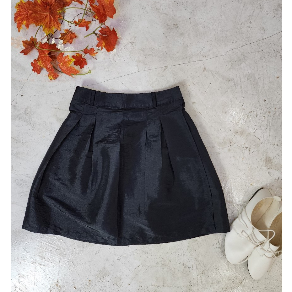 A25 กระโปรงป้ายสั้น สีดำ มือสองสภาพดี