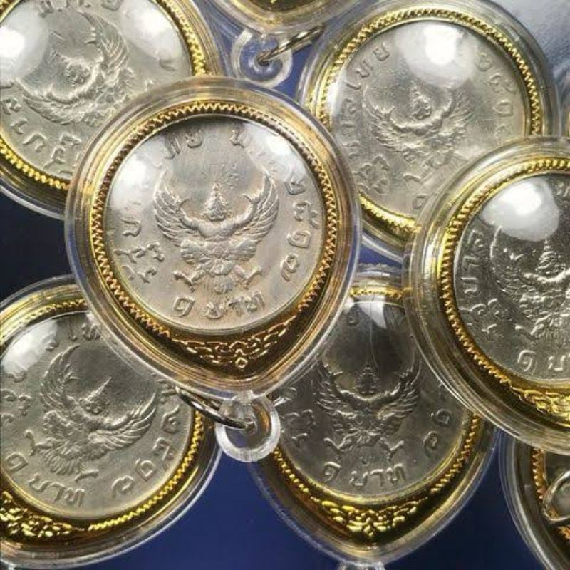 จี้เหรียญ 1 บาทพญาครุฑปี 2517  สภาพสวย ผ่านการใช้งานหมุนเวียนจริงในสมัยก่อน เป็นเหรียญแท้