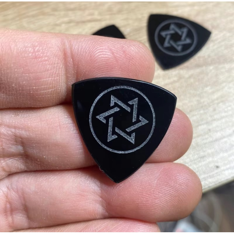 ปิ๊กกีตาร์โปร่ง Black Trinity ความหนา 1 มิล สั่งสลักชื่อ ลาย ตามต้องการได้