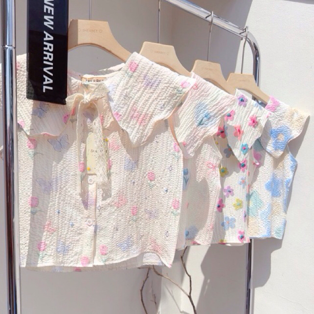 maybeshop เสื้อแขนกุดปกหยักลายดอกแต่งริ้บบิ้นสีครีม