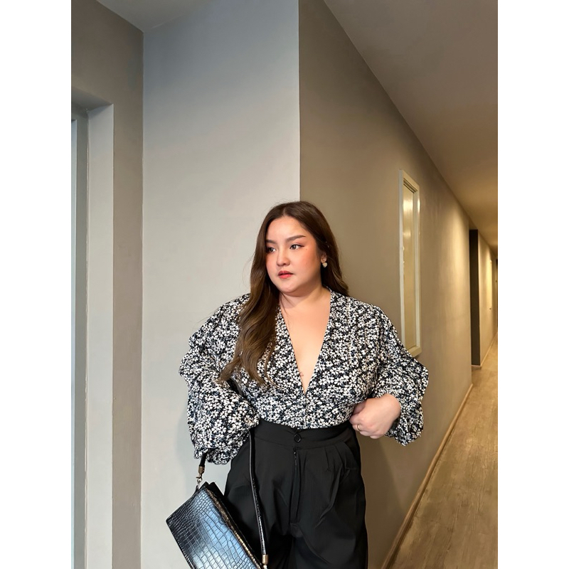 Plus size / เสื้อสาวอวบคอวีลึกลายดอก SP-22 อก 38-48 Chubbystories