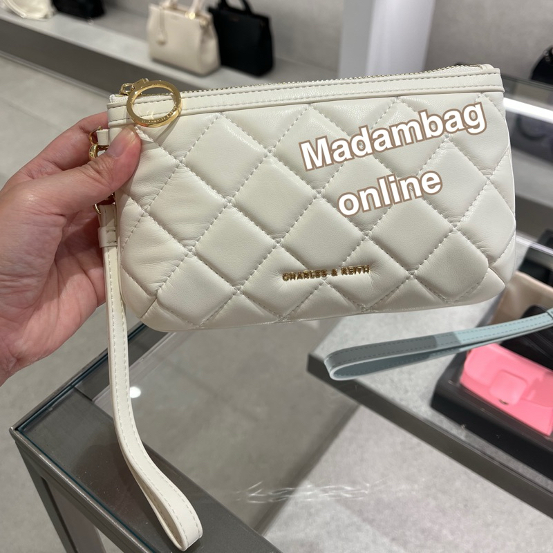 𝗖𝗛𝗔𝗥𝗟𝗘𝗦 & 𝗞𝗘𝗜𝗧𝗛 Cressida Quilted Wristlet กระเป๋าสตางค์ มีสายคล้องมือ