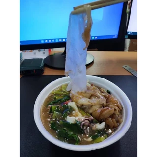 เส้นก๋วยเตี๋ยว เส้นใหญ่ชนิดผัด ตรา ดอกบัว ขนาด 1 กก.