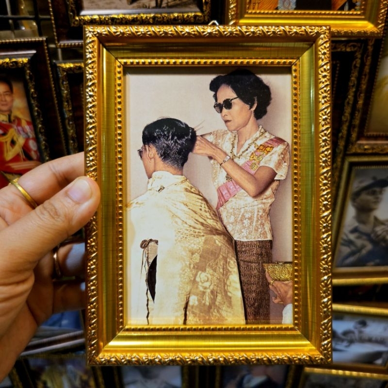 กรอบรูป สมเด็จย่า ทรงตัดผม รัชกาลที่ 9 นิยม ติดผนัง ร้านทำผม เสริมสวย (แขวนผนัง หรือ ตั้งโต๊ะ) 13x19