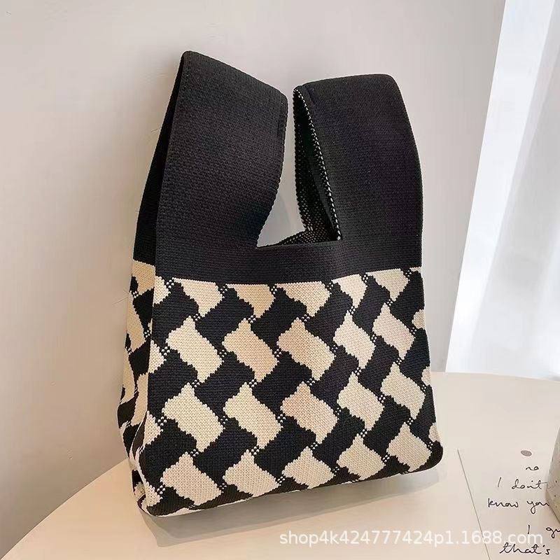 *พร้อมส่ง* กระเป๋าถือถัก ใบเล็กน่ารักใส่ของจุกจิก นุ่มนิ่มหนา ซักได้