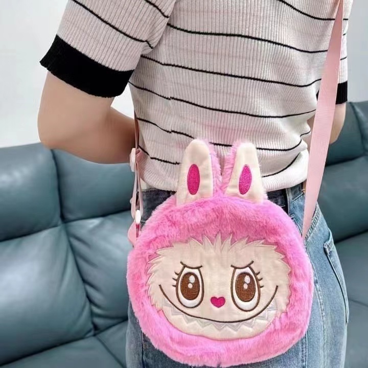 พร้อมส่ง2024กระเป๋า สะพายข้าง จุกของได้เยอะ Labubu ส่งที่ไทย23*20cm