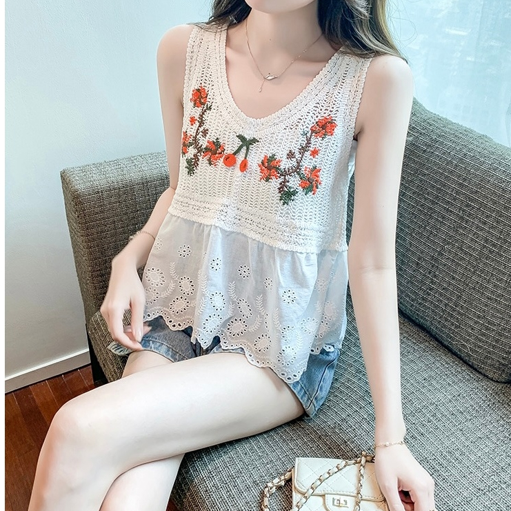 เสื้อถักแฟชั่น ลวดลายปักดอกไม้สีสันสดใส ตัดเข้ากับสีตัวเสื้อ ดีไซน์แต่งชายผ้าลูกไม้ แขนกุด ใส่สบาย