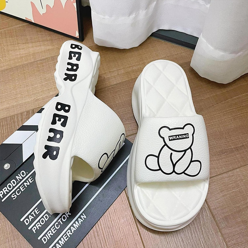 Luckkyshoes ใหม่ รองเท้าแตะแฟชั่นเอาใจสาวๆสายหวาน ทรงสวมสกรีนลายน้องหมีสุดน่ารัก ตัวพื้นดีเทลมาดูดีมาก เป็นฟิลลายคล้ายหน