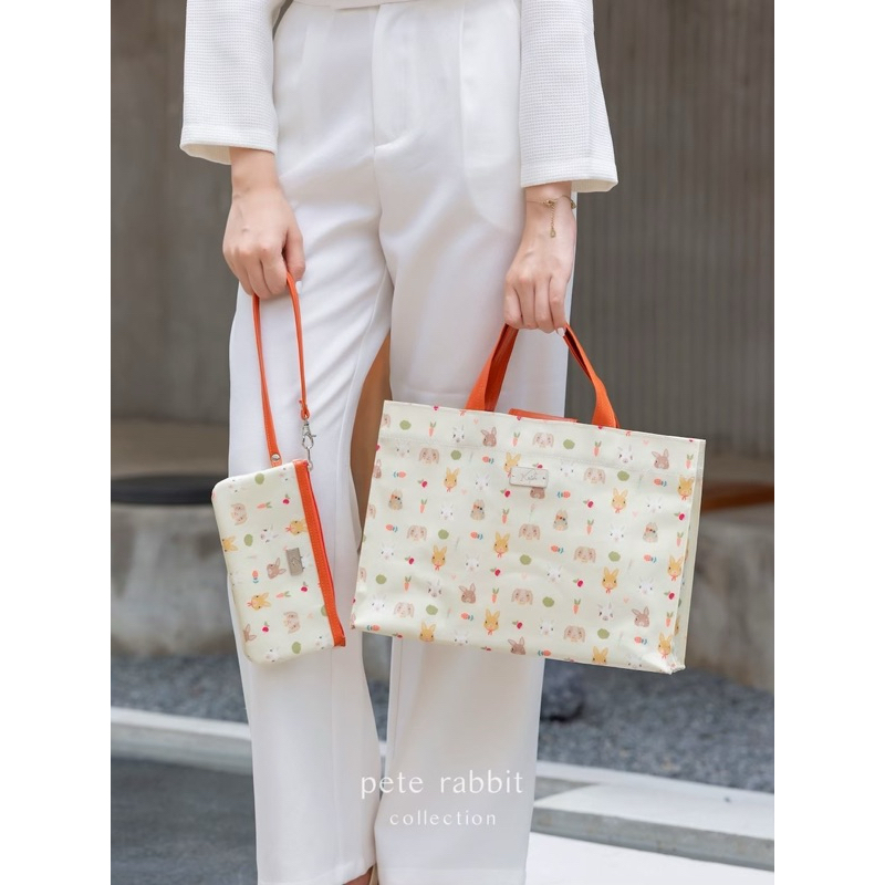กระเป๋ารุ่น cozy urban คล้องมือ คล้องบ่า ลายกระต่าย Peter rabbit ขอบสีส้ม