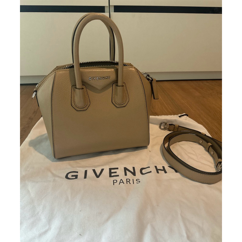 Used like new givenchy antigona mini สีเบจ ปี 2020