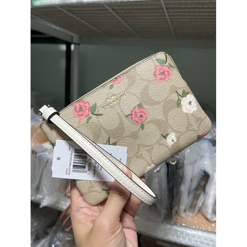 Coach CR973 กระเป๋าคล้องมือ ไซส์S ซิปเดียว ลายC ดอกไม้