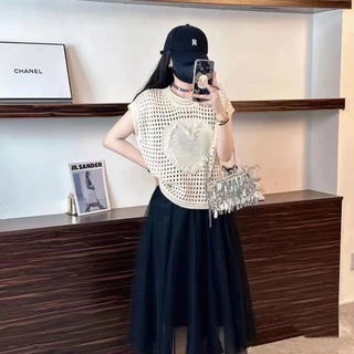 พร้อมส่งในไทย** เสื้อยืดไหมพรม แขนกุด มีลายหัวใจด้านหน้า Y112
