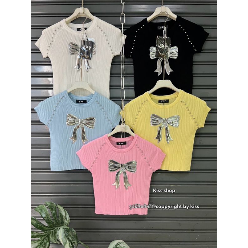 พร้อมส่ง เสื้อแขนสั้นผ้าร่องไหมพรมเนื้อไม่หนามากงานแต่งโบว์ 3D มีอะไหล่เพชรตกแต่งงานสวยเซ็กซี่เบาๆงานป้าย y p y