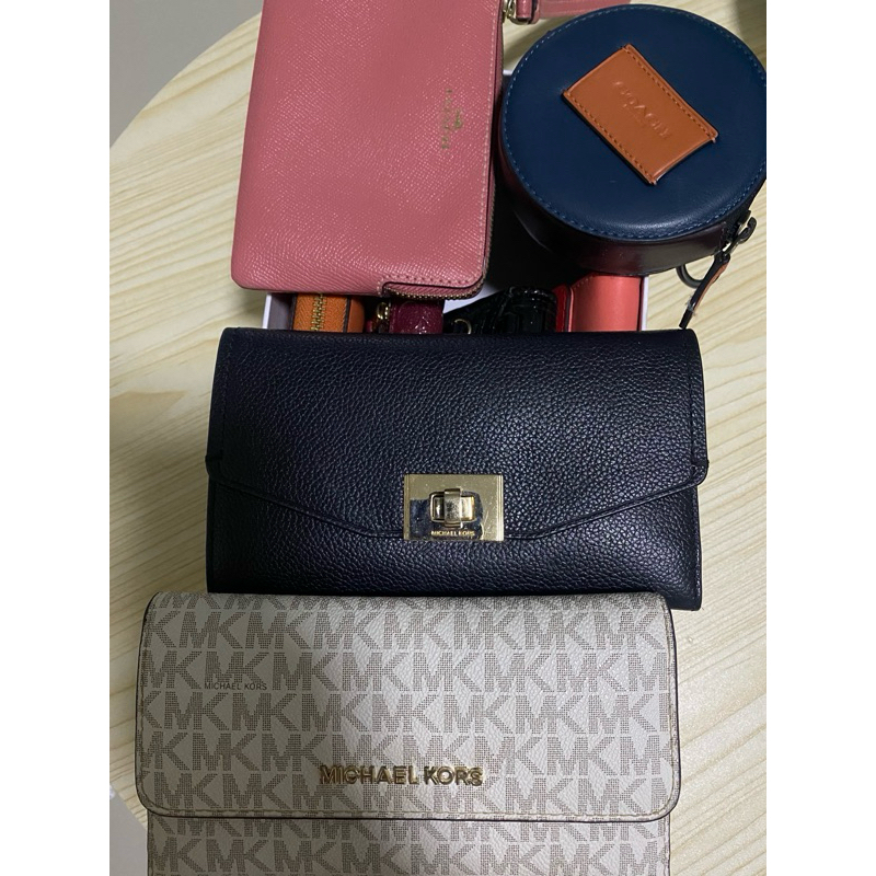 มีโค้ดส่วนลด100บาท สินค้าใช้น้อยสภาพดีทุกใบ ของแท้ % กระเป๋าสตางค์ Michael Kors , Coach มีช่องใส่บัตรช่องซิป