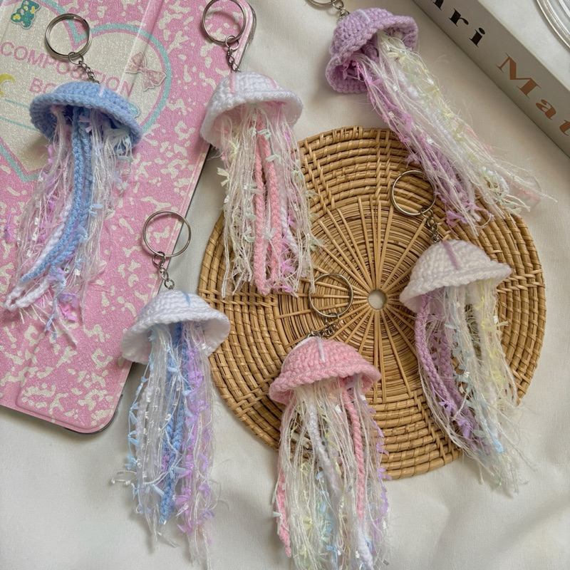 พร้อมส่ง jellyfish keychain | พวงกุญแจแมงกระพรุนสีพาสเทล 🌊🪼🧶