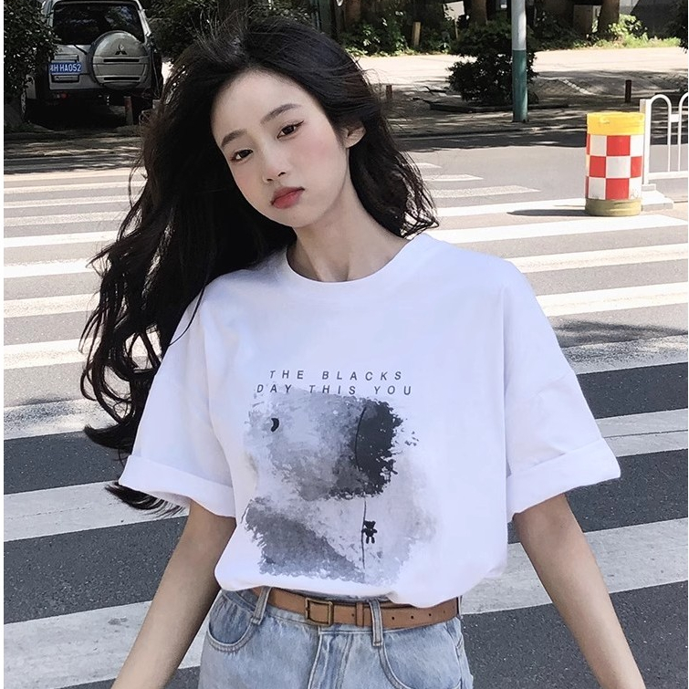 fashiongirl1688 เสื้อยืดแขนสั้น ผู้หญิง คอกลม ลายกราฟิก สีขาว / สีดำ สุดฮอตฮิตตามวัยรุ่นในยุคนี้