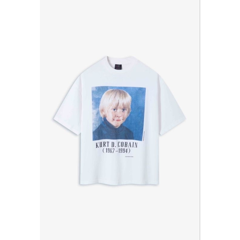 เสื้อยืดแขนสั้น Replica 90S Kurt  Cobain 1994 Menorial School Picture T-shirt