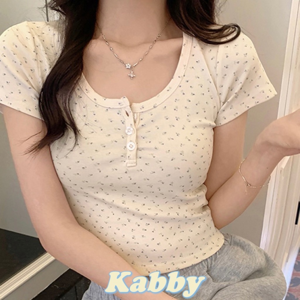 พร้อมส่ง💖เสื้อยืดแขนสั้น ดีเทลติดกระดุมน่ารัก ลายดอกไม้ ผ้าใส่สบาย