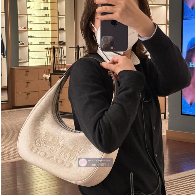 แท้💯% Outlet 11.2 นิ้ว Carmen Shoulder Bag กระเป๋าสะพายข้างใต้วงแขนสำหรับผู้หญิง กระเป๋าถือพระจันทร์ครึ่งเสี้ยว