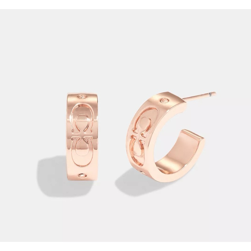 ต่างหู COACH Signature Huggie Earrings สี Rose Gold (CI901)