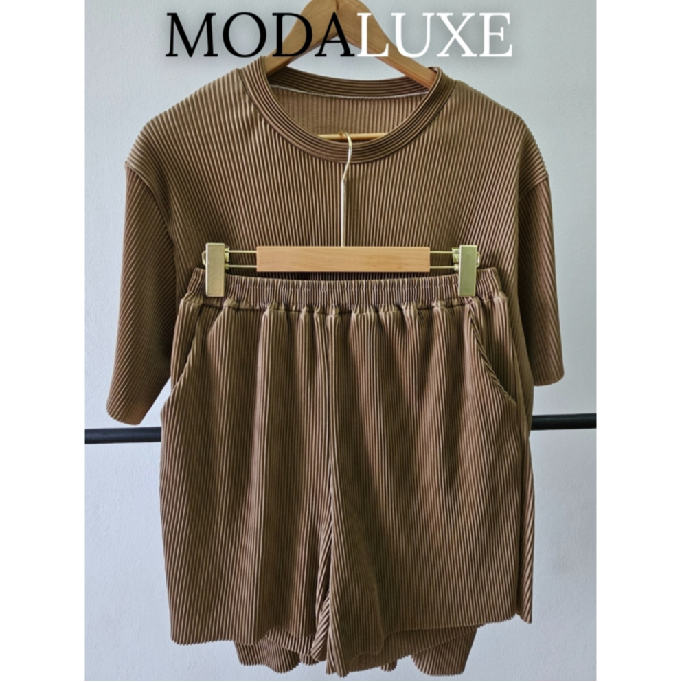 ModaLuxe เสื้อพลีทแขนสั้นคอกลม พร้อม กางเกงขาสั้นพลีท