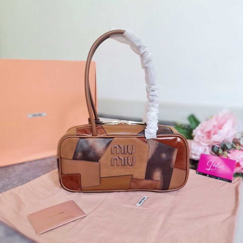 [ ทักแชทก่อนสั่งซื้อ] MiuMiu ออกใหม่ !! สุดฮอต เก๋มากกก! หนังแท้ทั้งใบ อุปกรณ์ครบ fullset