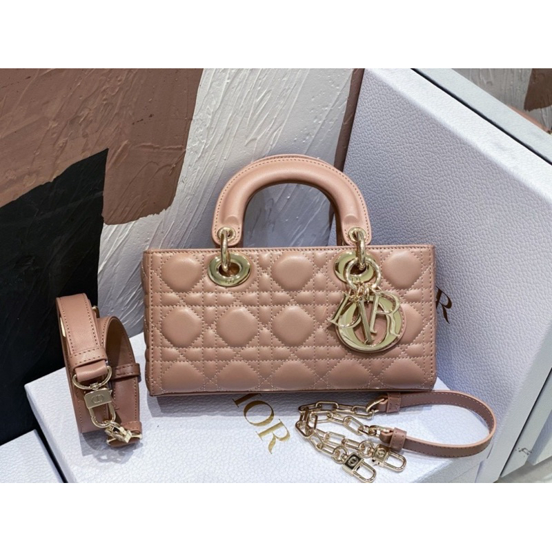 กระเป๋าสะพายข้างผู้หญิงdior. SMALL LADY D-JOY BAG size 22x12x6 cm.