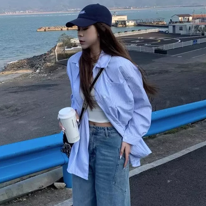 เชิ้ตเสื้อสไตล์เกาหลีเก๋ไก๋ สีฟ้า พร้อมส่งจากไทย ลายทางแขนยาวคอปก CTB061 ใส่สบายน่ารัก ฟรีไซส์ อก44 