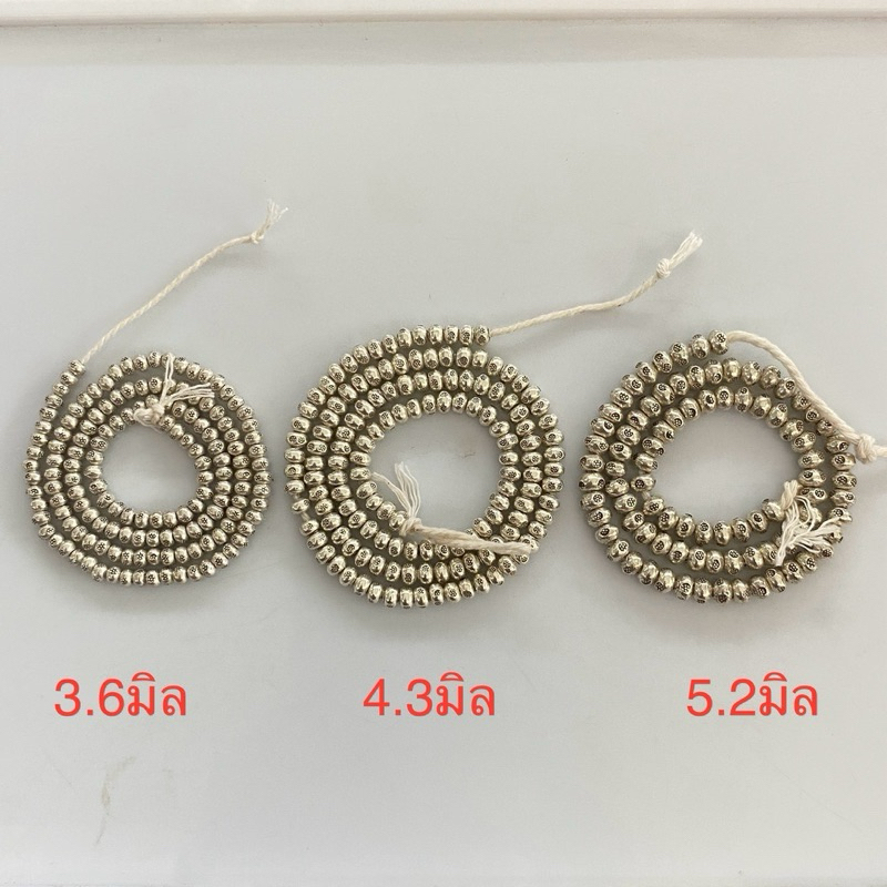 ลูกปัดเงินแท้ลายจุด ขนาด 3.6,4.3,5.2 มิล ขนาดแต่ละเม็ดอาจจะเหลื่อมกันบ้างเพราะเป็นงานทำมือ งานฝีมือ