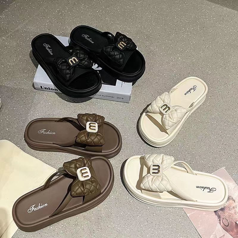 พร้อมส่งจากไทย 【8805】รองเท้าแตะแบบสวมพื้นนื่มแต่งสายไขว้ตัวอักษรลูกคุณหนูสุดๆใส่แล้วเท้าขาว