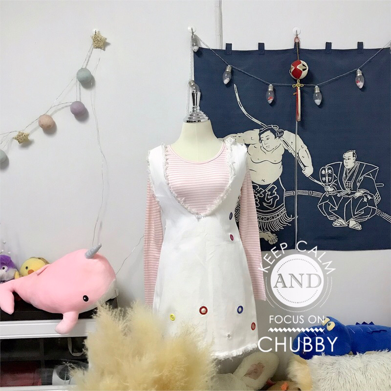 เอี๊ยมยีนส์มีดีเทล เอาไปใส่กับเสื้อสีพาสเทลน่ารักน่ะ S-M ต้นๆ นา (ไม่รวมเสื้อ) S อก F เอว 32 สะโพก 3