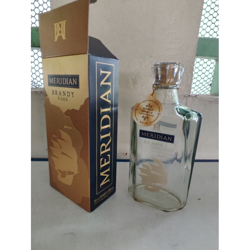 ขวดเปล่าเหล้าเมอริเดียน ขวดเหล้าเปล่า Meridian Brandy V.S.O.P ฝาขวดทรงเพชร 6 เหลี่ยม ขนาด 700ml.  พร