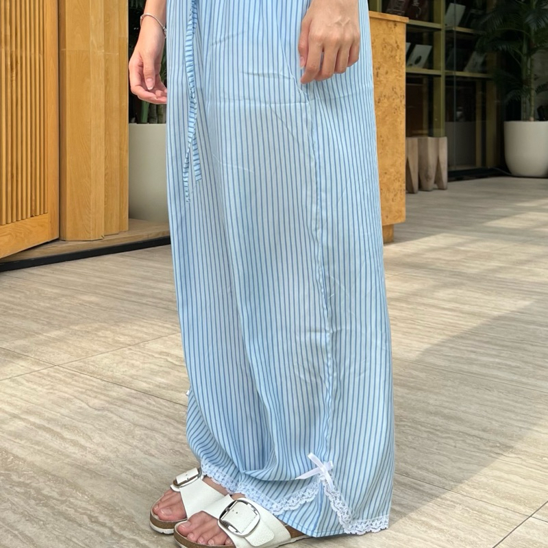 SWEETIE STRIPE PANTS กางเกงขายาวผู้หญิง มีดีเทลลูกโบว์เเละลูกไม้ปลายขากางเกง สไตล์เวียดนาม