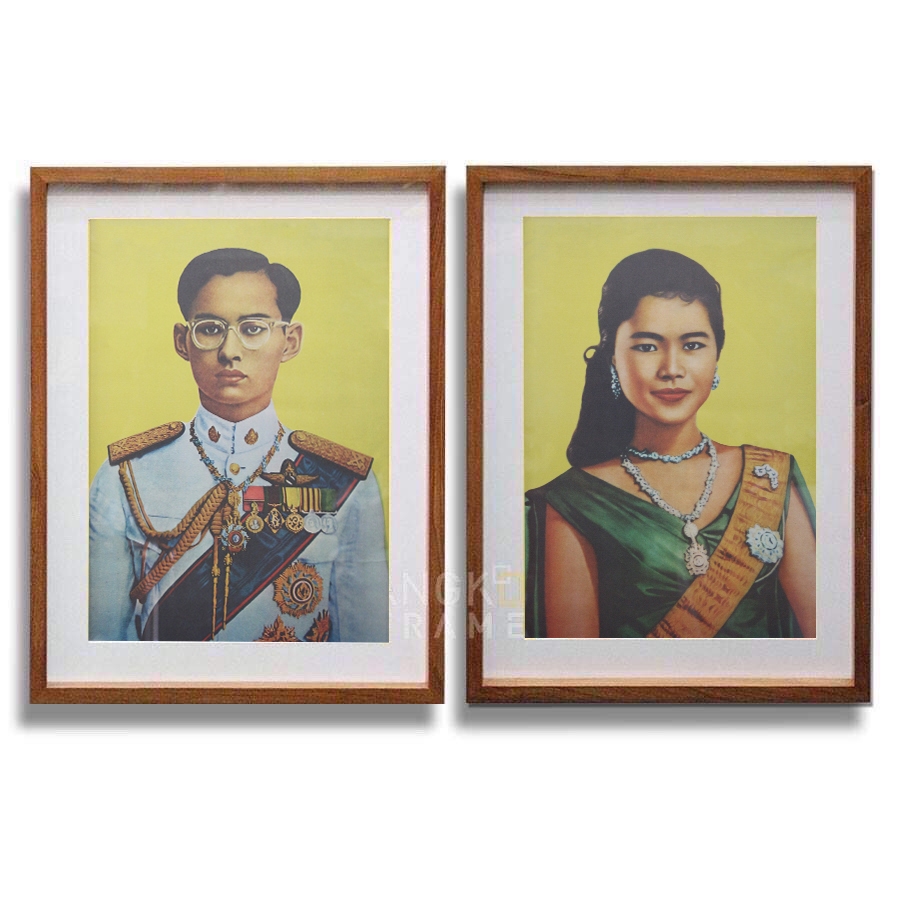Bangkokframe-กรอบรูปรูปภาพในหลวงราชินี-ภาพคู่ในหลวงราชินีร9-กรอบไม้สักทอง-กระจกใสเม้าท์บอร์ด-ขนาดภาพA4-รหัส FFRP-KQ9003