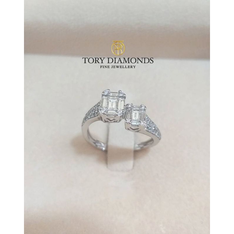 แหวนเพชรแฟนซี ฝังเพชรแบบ Cluster Diamonds รูปทรง Emerald cut
ด้วยเพชรน้ำ100-99 
คุณภาพเพชรระดับVVS1-