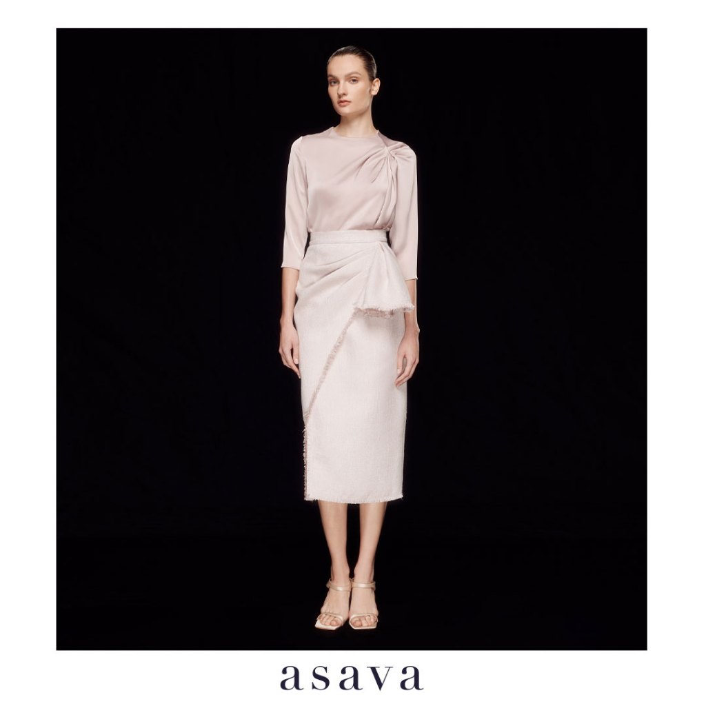 [asava ss24] Everly Ruffle Midi Skirt กระโปรงผู้หญิง ทรงสอบ แต่งระบายด้านหน้า แต่งดีเทลชายรุ่ย ซิปหลัง