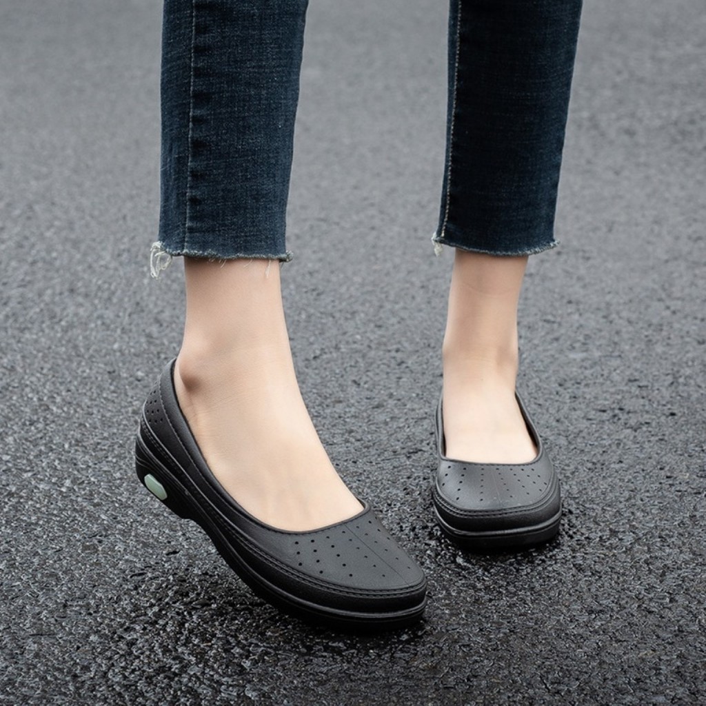 ꕥCatalog shoesꕥ รองเท้าคัชชูยาง รุ่นฉลุรูกลมเล็กๆ 3 สี ยางนิ่ม กันน้ำ มีส้น 2 cm. (20)