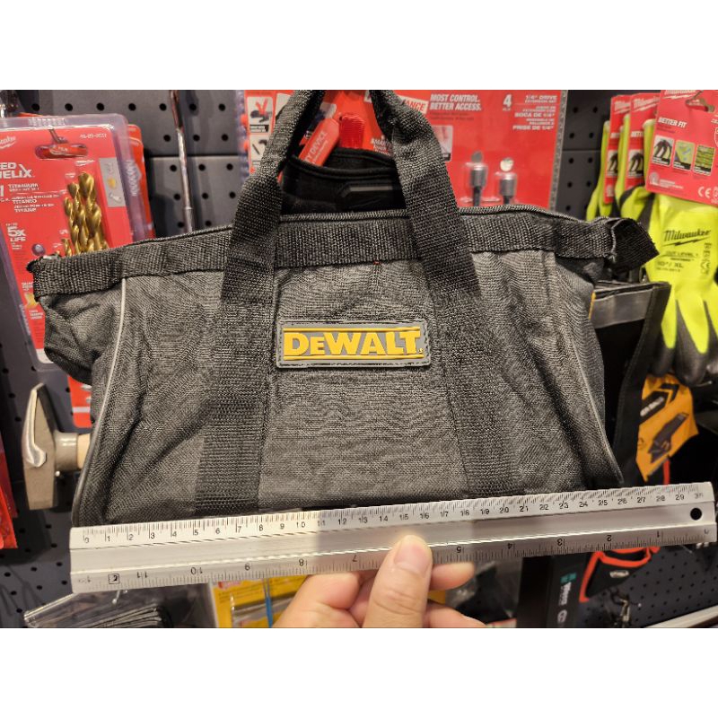 กระเป๋า dewalt มีซิปรูดได้สีดำ โลโก้ปั๊มยาง ยับๆนิด